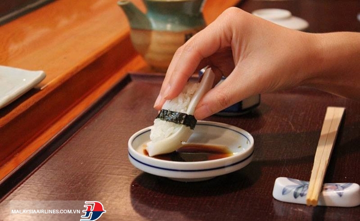 Không chấm phần cơm vào nước tương khi ăn sushi